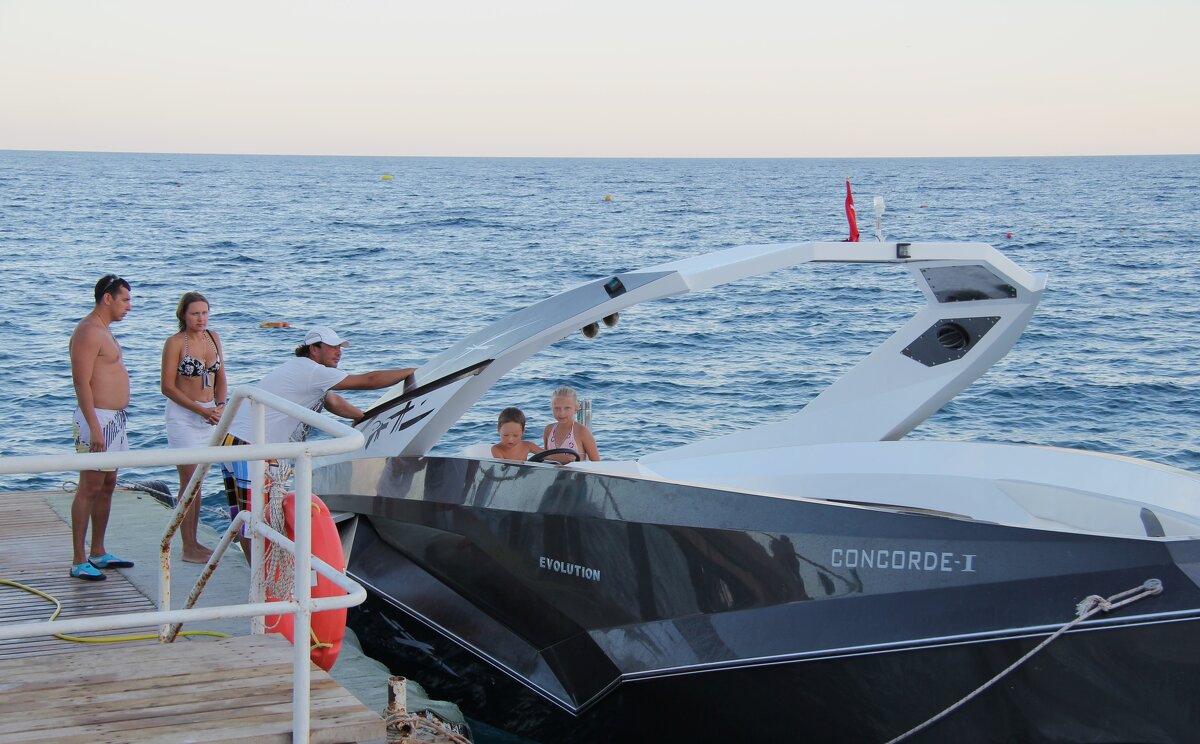 Вечерняя прогулка на катере всей семьёй - Gen Vel Вечерняя прогулка на катере всей семьёй - Gen Vel