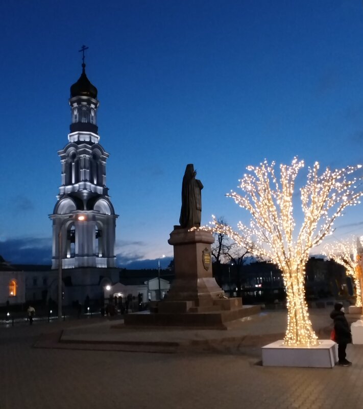 Памятник Димитрию Ростовскому на фоне колокольни! - Надежда Памятник Димитрию Ростовскому на фоне колокольни! - Надежда