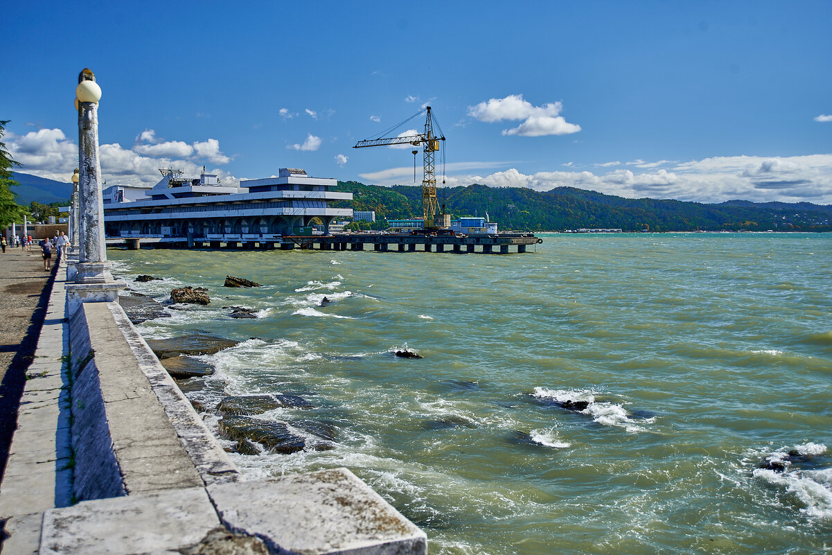 Набережная Сухума - Александр Леонов