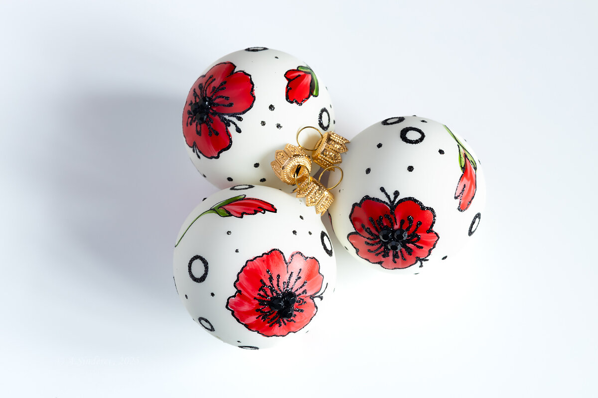 Ёлочные шары на белом фоне - Александр Синдерёв