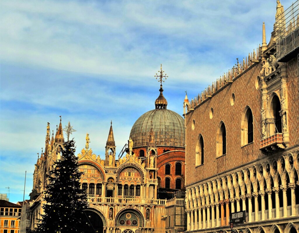 Новогодняя ель на Площади Святого Марка - Aida10 Новогодняя ель на Площади Святого Марка - Aida10