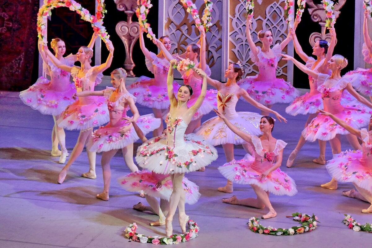 Сцена из балета "Корсар" - Валерий Судачок Сцена из балета "Корсар" - Валерий Судачок