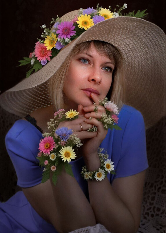 Красивая девушка в широкой шляпе с полевыми цветами. - Владимир Крышковец