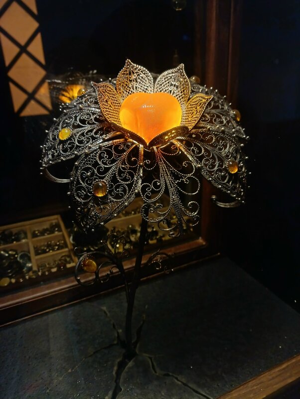 Янтарный цветок - Людмила Жданова