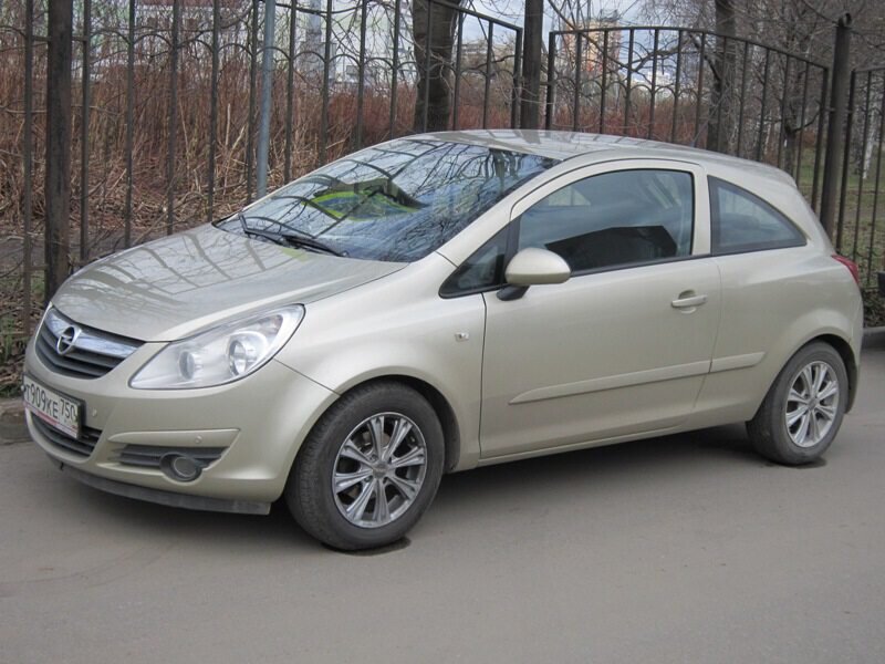 Серебристый Opel Corsa - Дмитрий Никитин