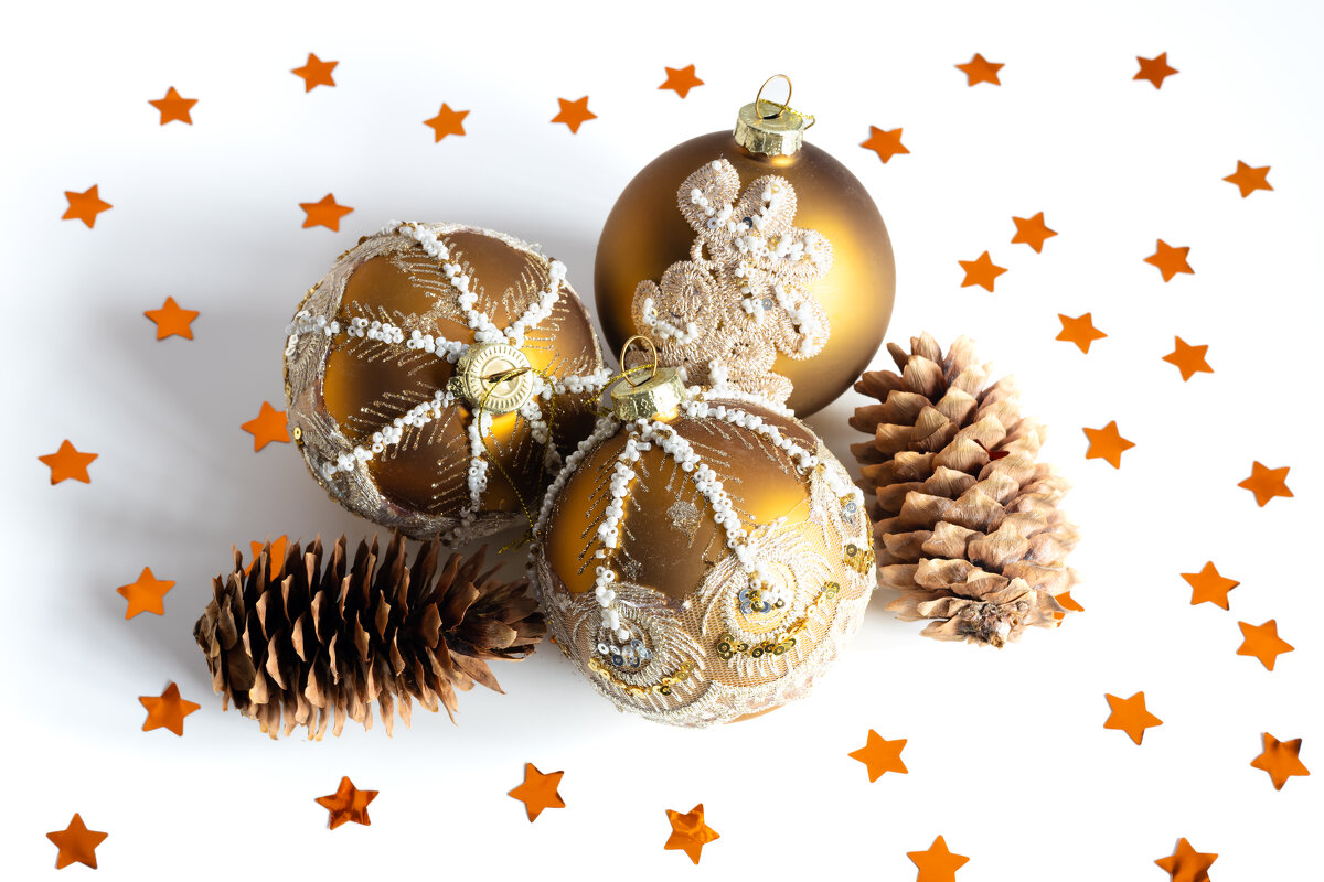 Золотые ёлочные шары на белом фоне - Александр Синдерёв