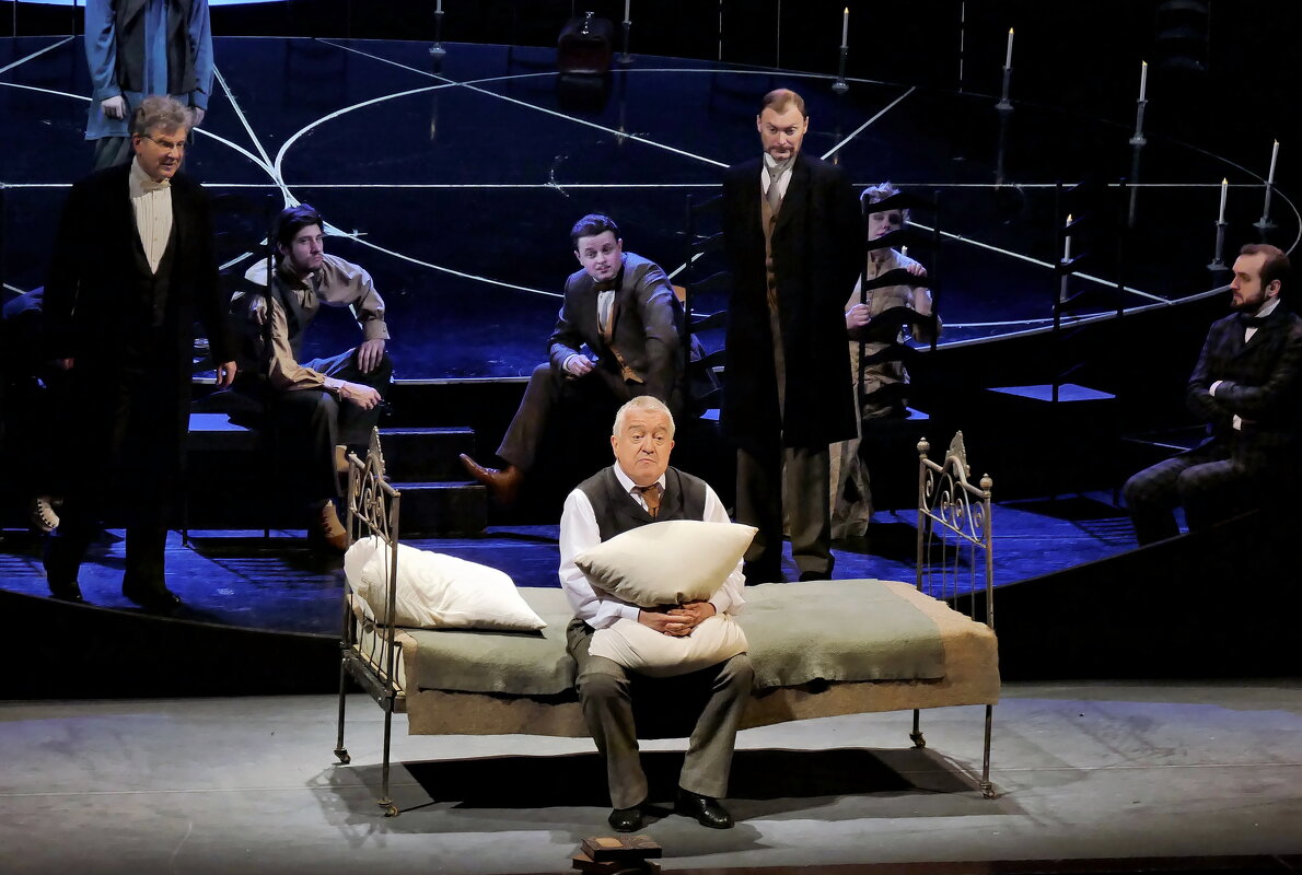 Сцена из спектакля "Плоды просвещения" - Валерий Судачок Сцена из спектакля "Плоды просвещения" - Валерий Судачок