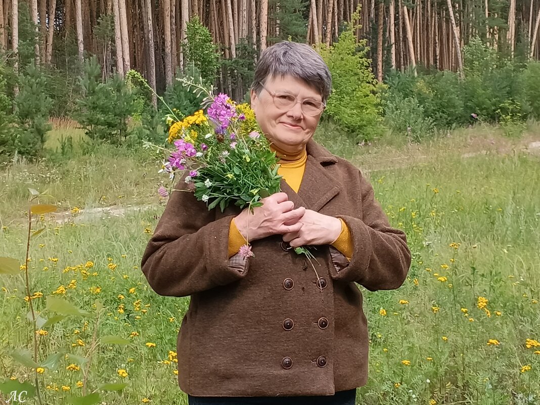 На прогулке - Любовь Сахарова