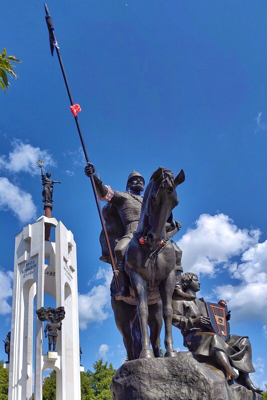 Памятник Александру Пересвету и Бояну на Покровской горе в Брянске. - Татьяна Бравая