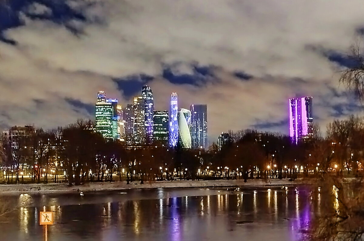 Далекий Москва-сити. - Александр Чеботарь Далекий Москва-сити. - Александр Чеботарь