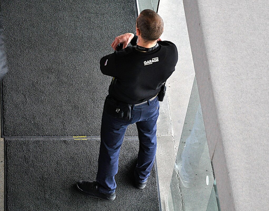 Охранник при "Гараже" - Анатолий Колосов