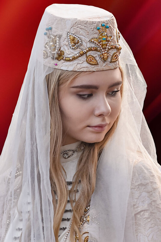 Портрет девушки в национальном костюме. - Сергей Романов