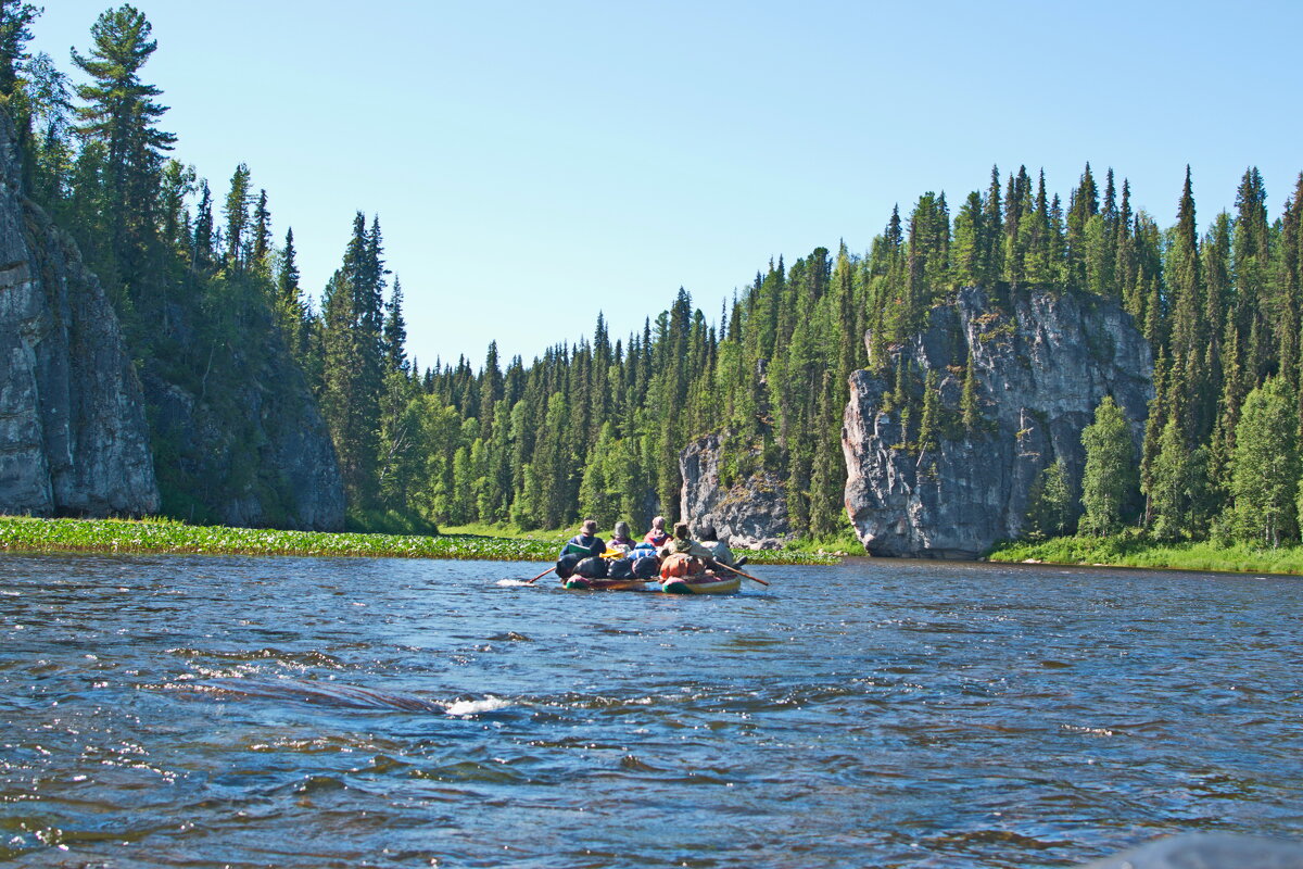 Вошли в проход. - ВикТор Быстров