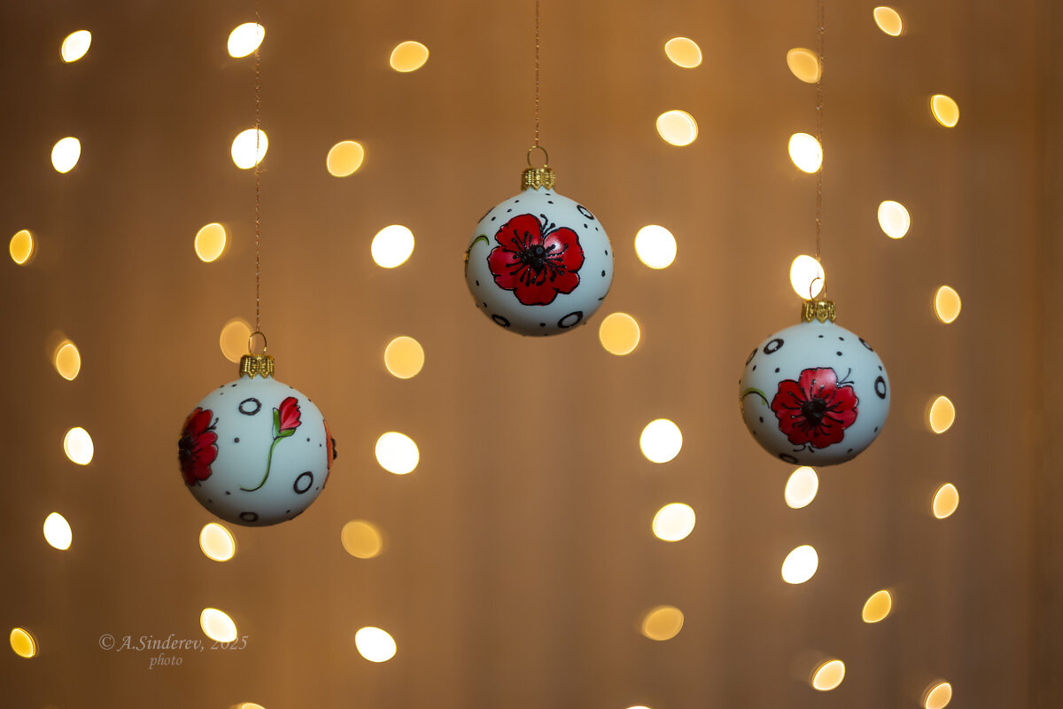 Ёлочные шары на фоне боке - Александр Синдерёв