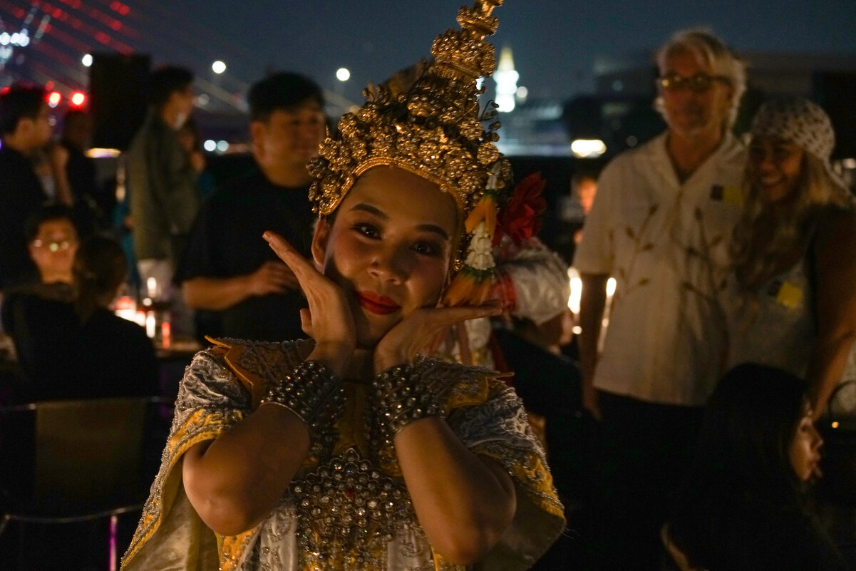 Девушка в традиционном тайском костюме - Иван Литвинов Девушка в традиционном тайском костюме - Иван Литвинов