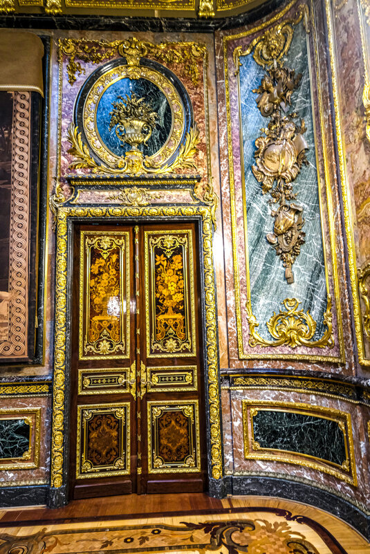 Одна из дверей особняка Половцова - Георгий А