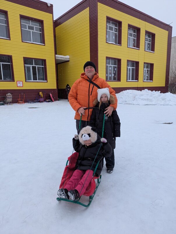 Едим с новогоднего утренника... - Андрей Хлопонин