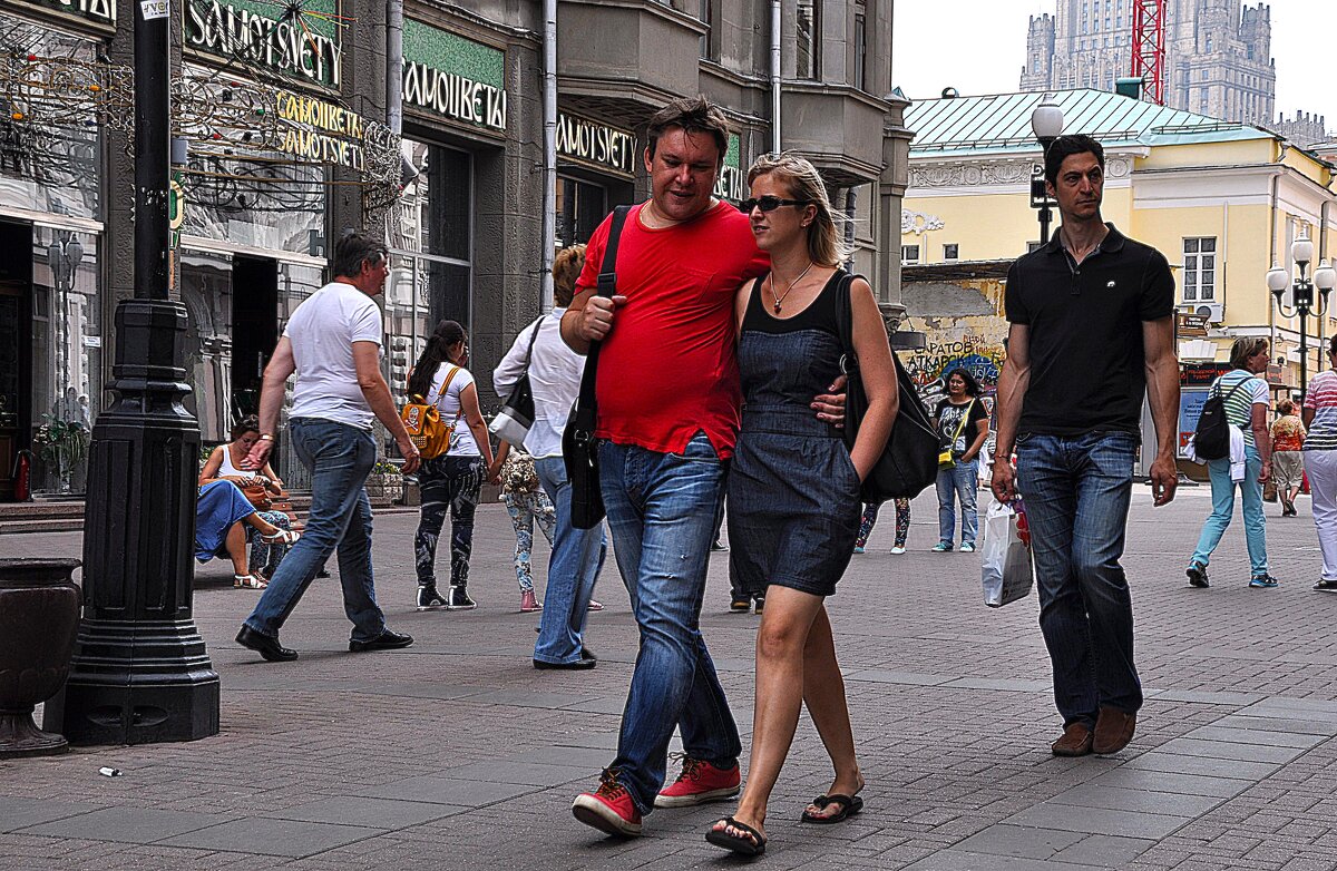 Арбат - дело тонкое ! Надо поскорее девушку увести от такого красавца ! ) - Анатолий Колосов