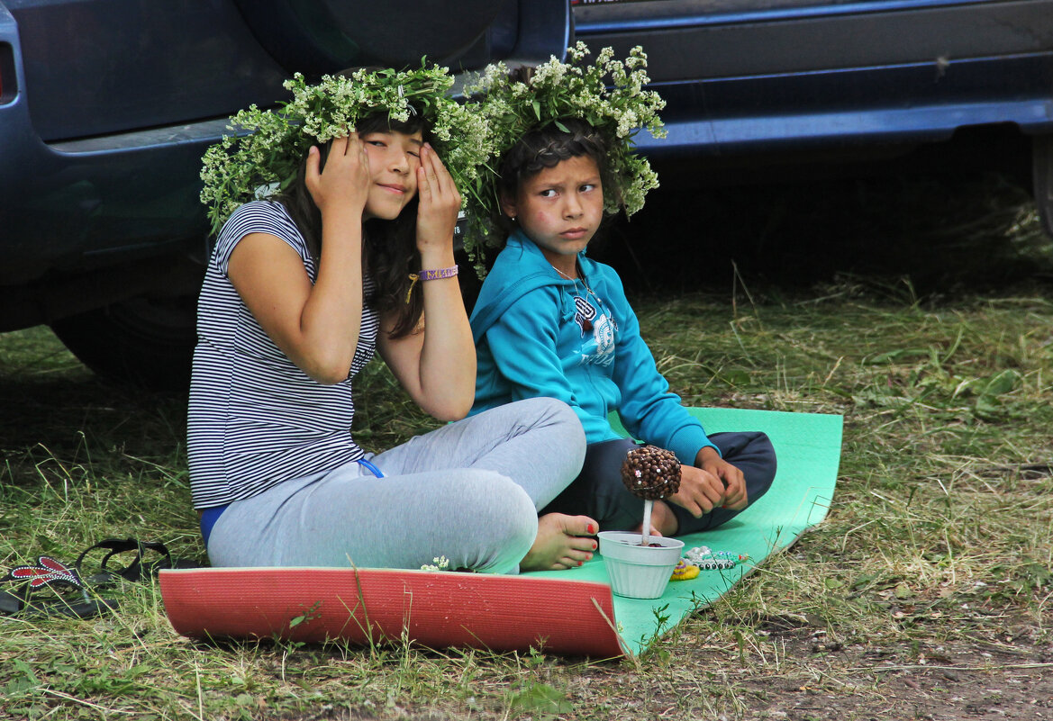 Цветочки собирали и венчики плели... - СЮ 