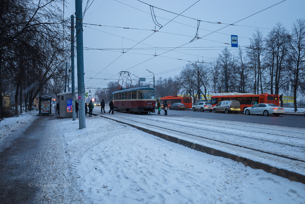 На остановке - Александр Синдерёв