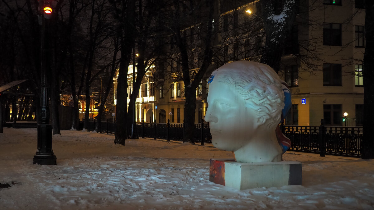 На Гоголевском Бульваре голова и неодна - юрий поляков