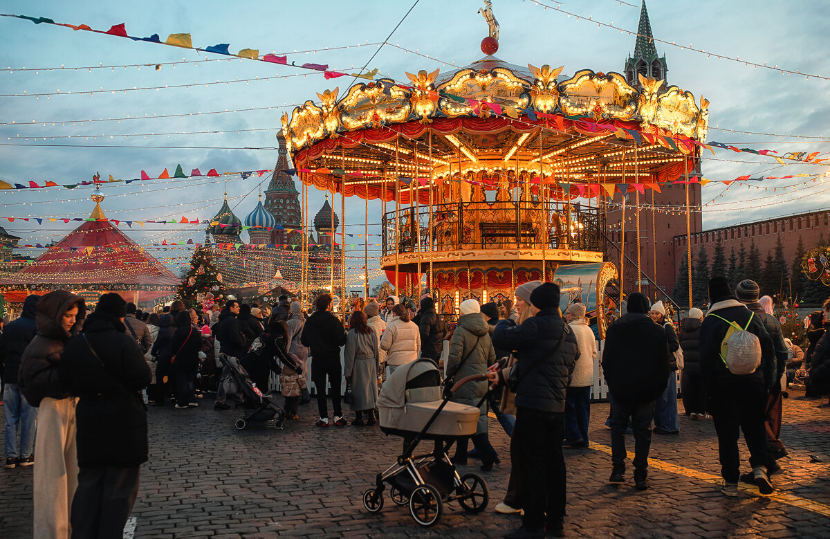 Веселится и ликует весь народ.. - Лилия .