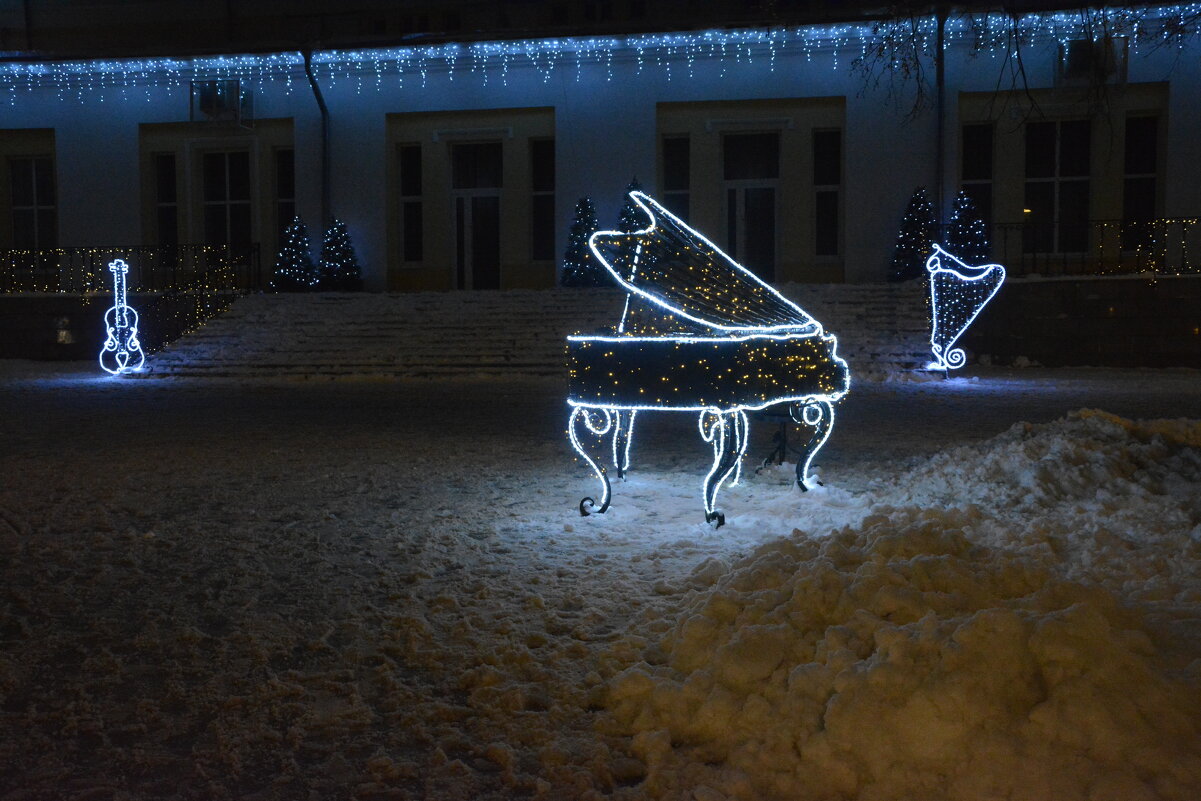 Электронная инсталляция у выхода из филармонии - Александр Буянов