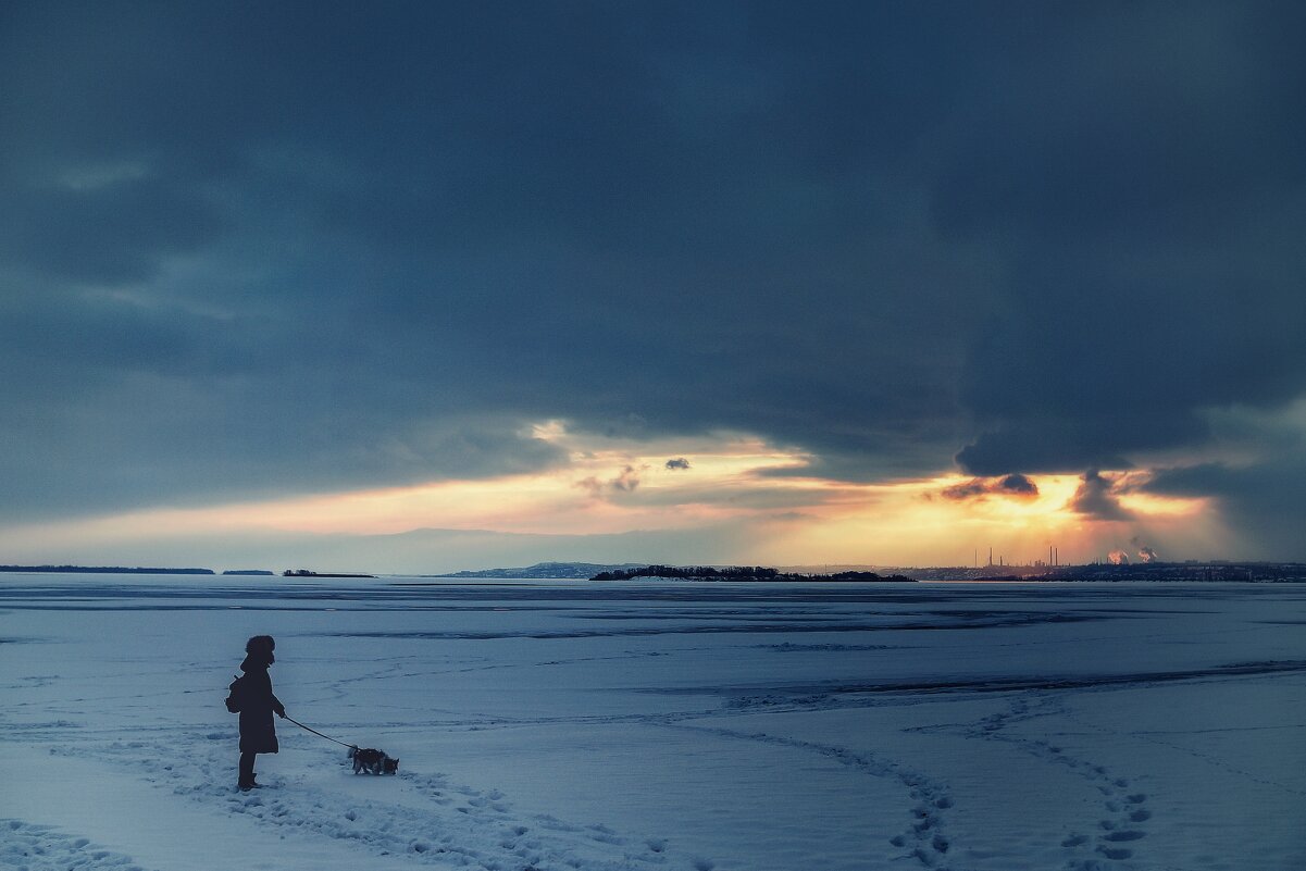 "Когда мир замирает: прогулка среди ледяных объятий и прощальных лучей заката" - Сергей В