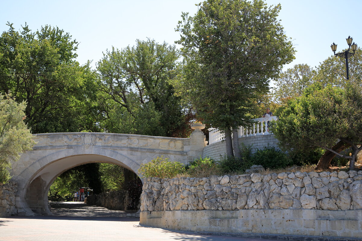 Мостик в приморском парке - Леонид 