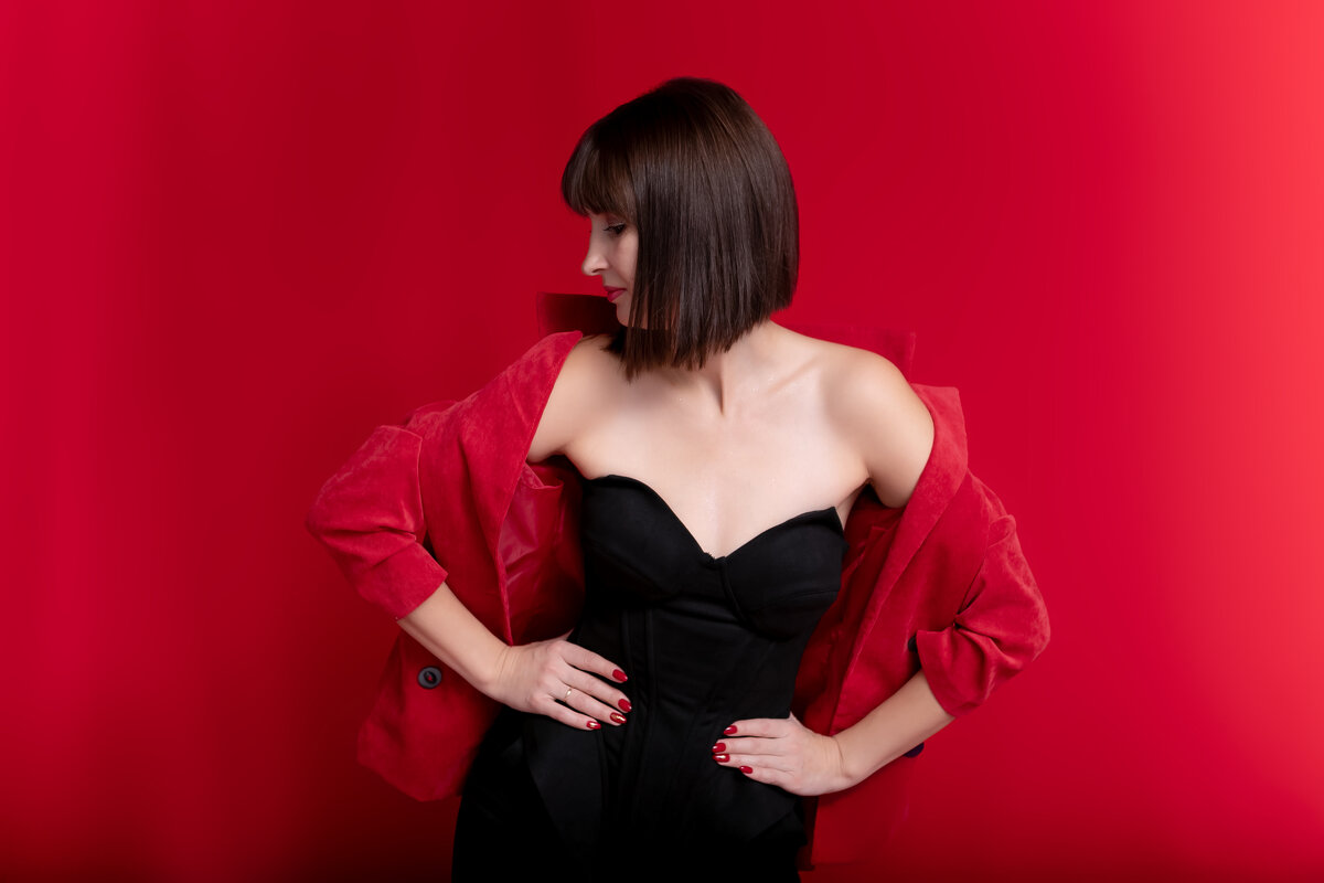 Красный фон - Юлия Кравченко