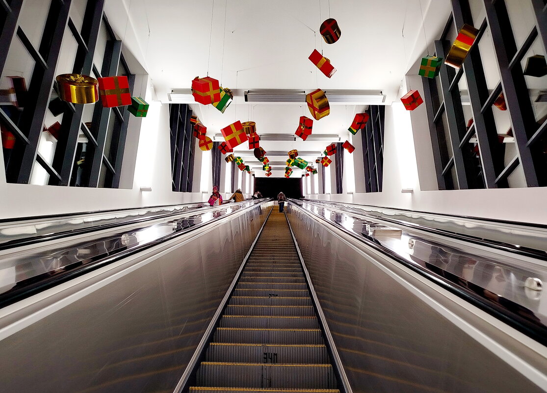 Эскалатор в Новый год - Александр Чеботарь