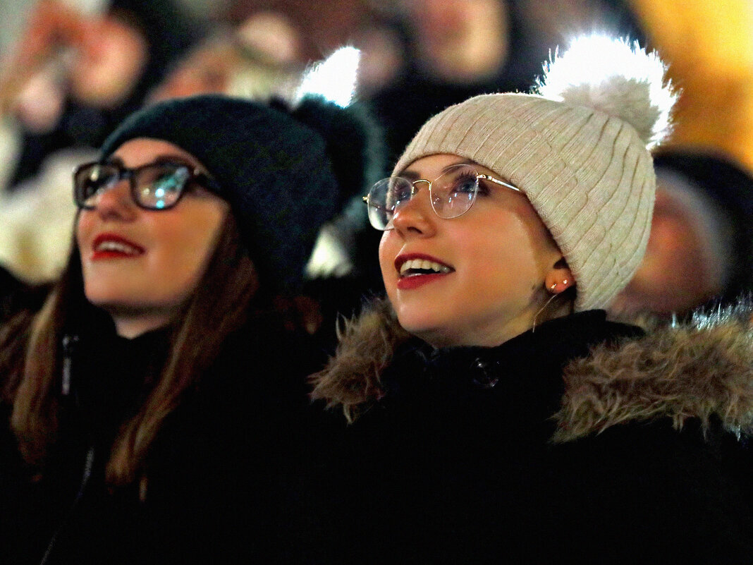 Девушки смотрят на новогодний салют (3) - Игорь Парв