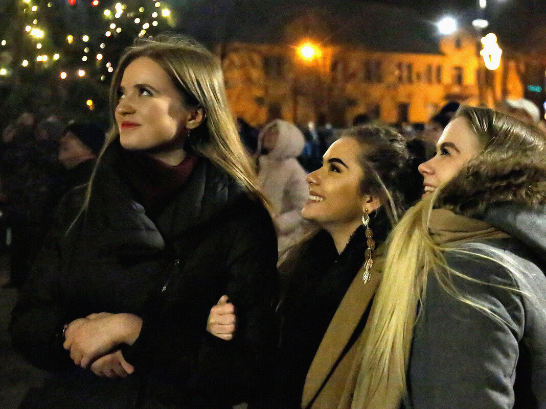 Девушки смотрят на новогодний салют (1) - Игорь Парв