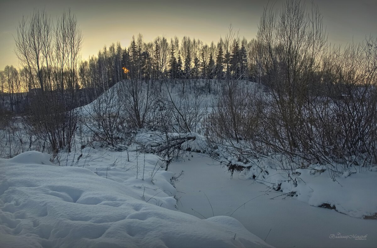 "Заснежило. Январский вечер у речки"© - Владимир Макаров