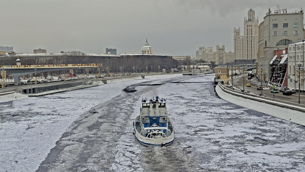 вот такой ледокол на Москве реке - ИРЭН@ . вот такой ледокол на Москве реке - ИРЭН@ .