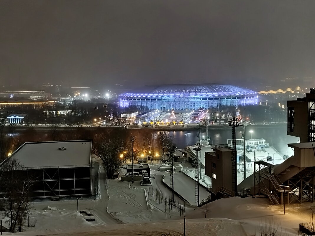 Там вдали за рекой, где стоят Лужники... - Александр Чеботарь