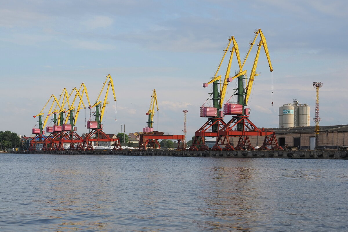 "Жирафы" Калининградского порта. - Евгений Седов "Жирафы" Калининградского порта. - Евгений Седов