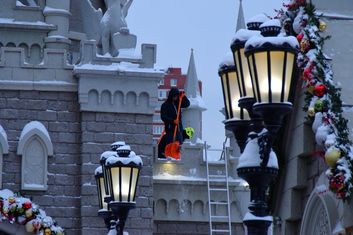 Эльфы чистят замок от снега. - Наталья Вязигина