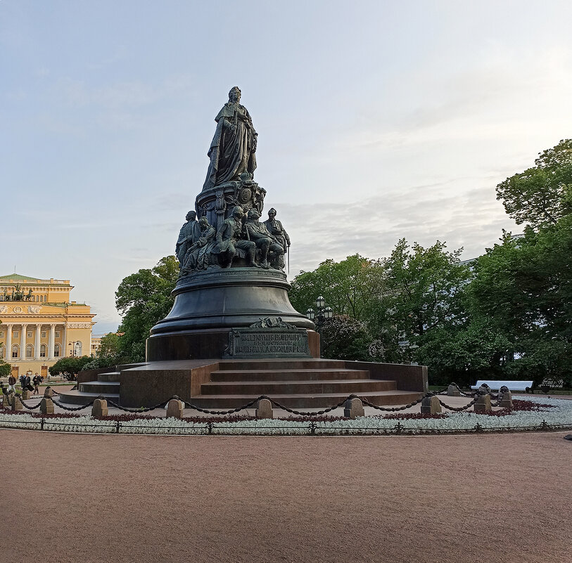 Екатериненский сквер.Памятник Екатерине. СПб. - Лилия *