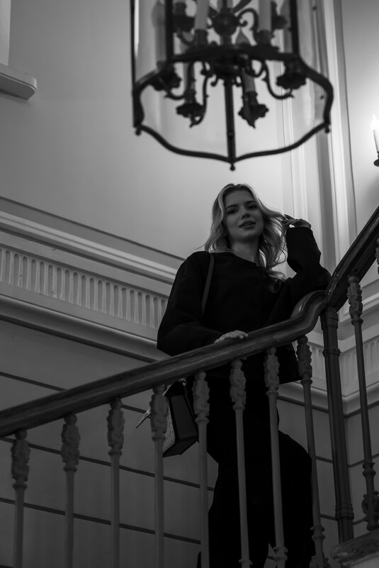 Девушка на лестнице - Илья Шенгелия