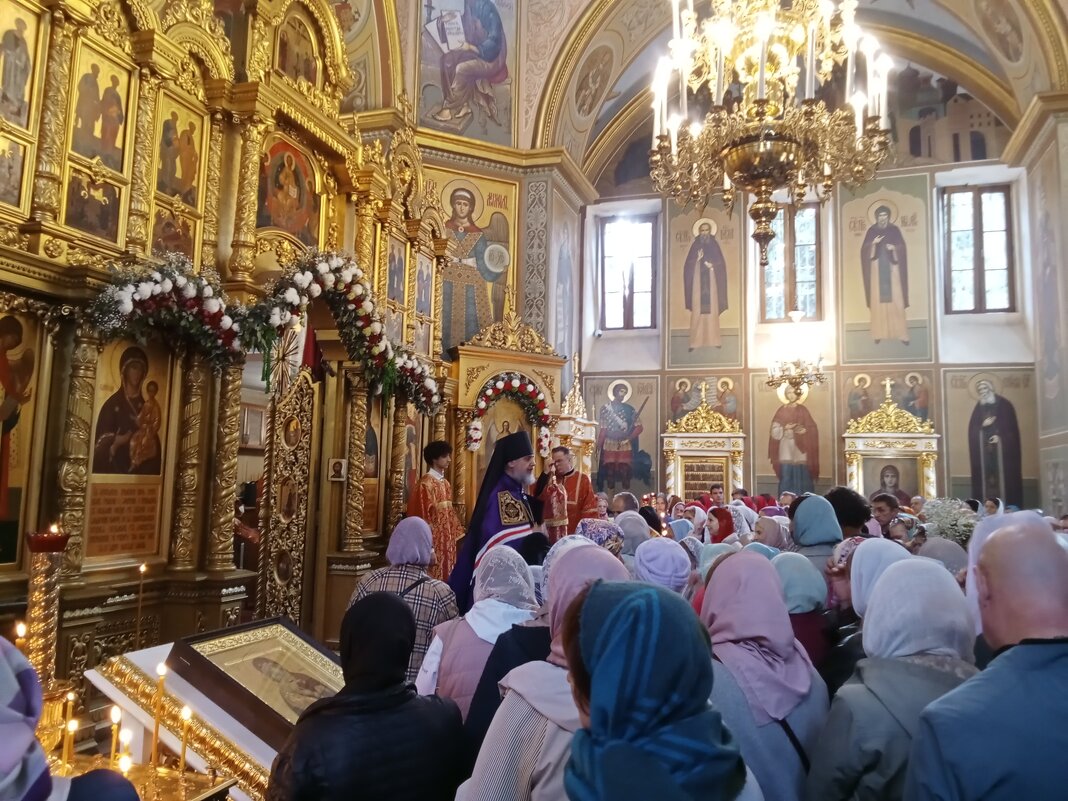 Служба в храме в честь дня архангела Михаила - Виктор 