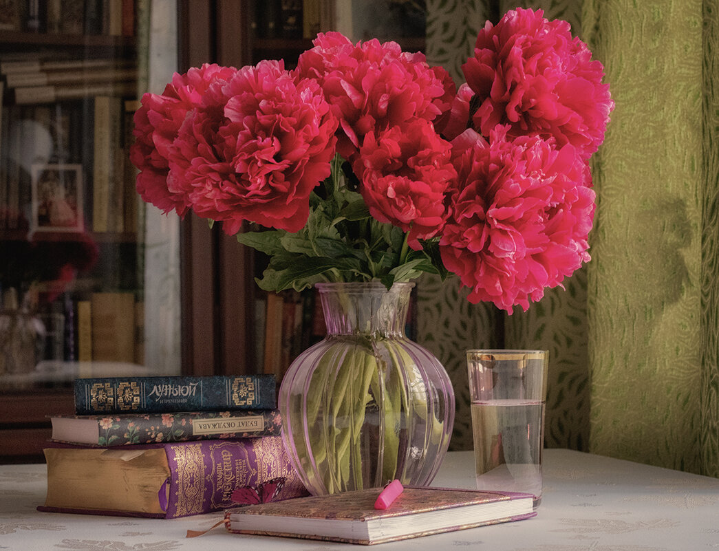 Натюрморт с пионами и книгами. - Лилия *