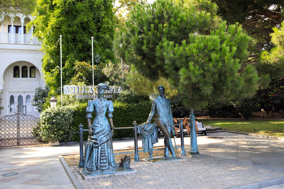 "Дама! Собачка ваша без намордника и поводка!" - "Хмм..." - Леонид 