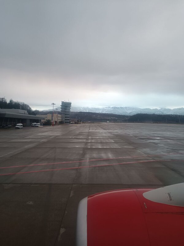 Далёкие горы и диспетчерская оригинальная вышка в аэропорту сочи. - Serega SchütZ