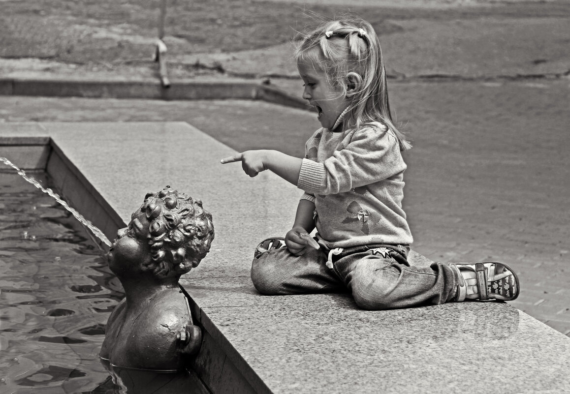 У фонтана - СЮ 