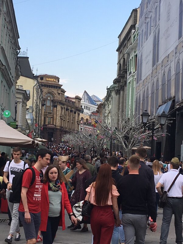 Многолюдно в Москве - Натали 