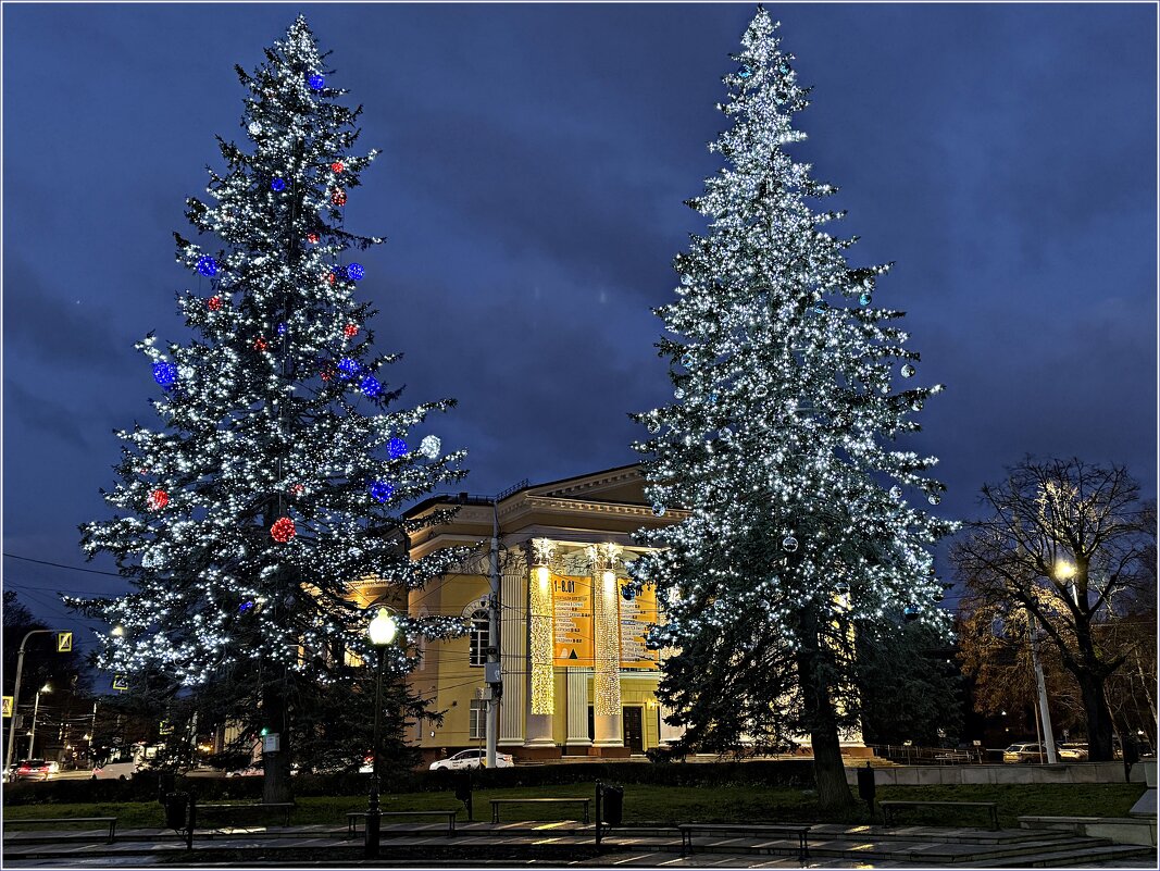 Ели у театра. - Валерия Комова