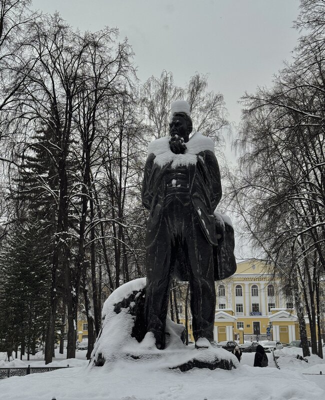 В чепчике и с белым воротником. Памятник Игорю Васильевичу Курчатову, город Озерск. - Сергей Адигамов