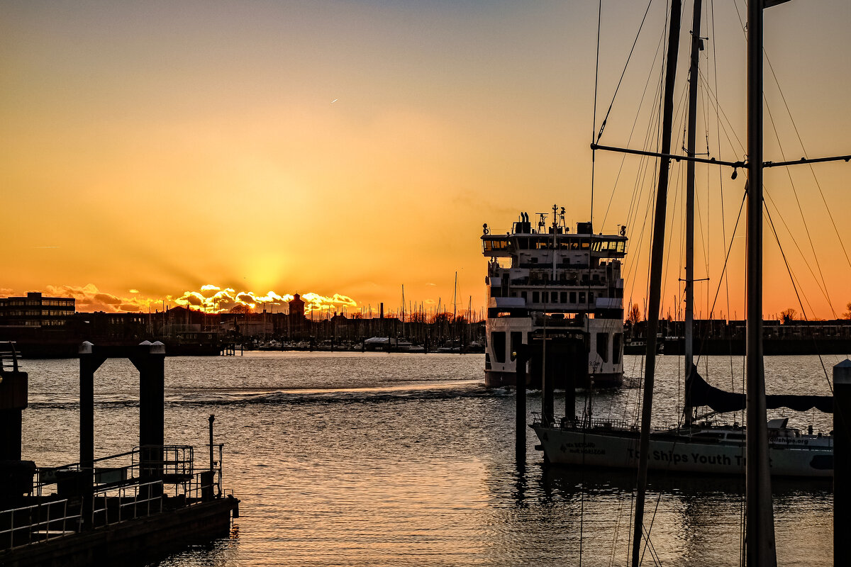 Sunset in harbor - Alena Kramarenko