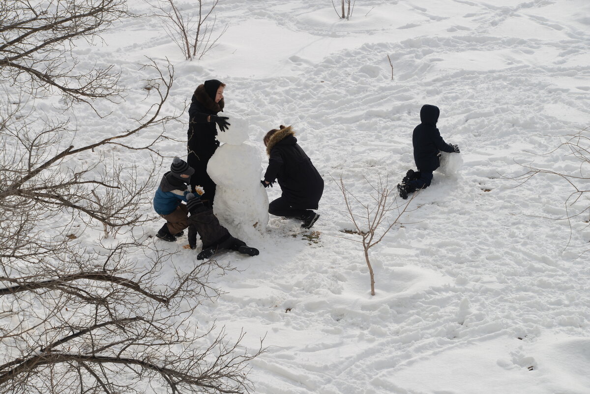 Во дворе - Анатолий Чикчирный